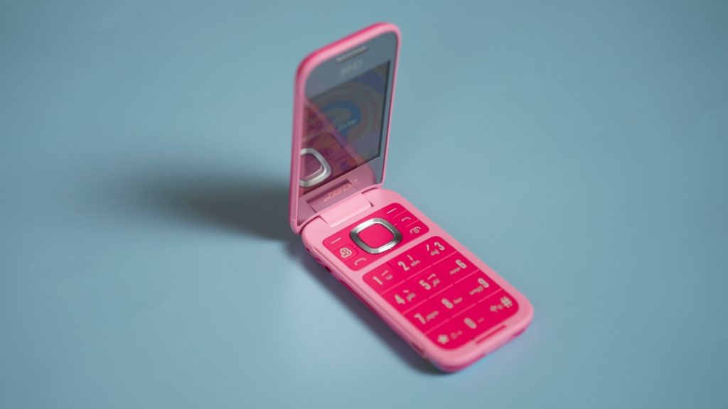 entdecken sie das klassische flip phone – kompakt, stilvoll und einfach zu bedienen. ideal für alle, die ein praktisches und elegantes mobiltelefon suchen.