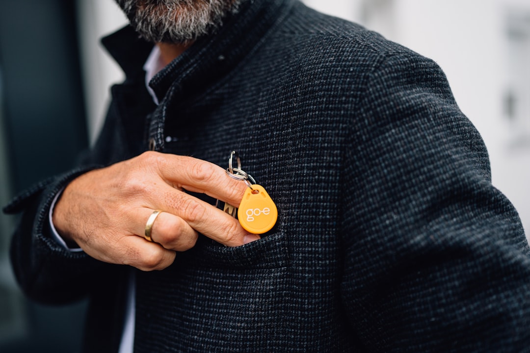 gleichstrom (direct current) ist eine elektrische stromart, bei der der strom in eine konstante richtung fließt, häufig verwendet in batterien und elektronischen geräten.