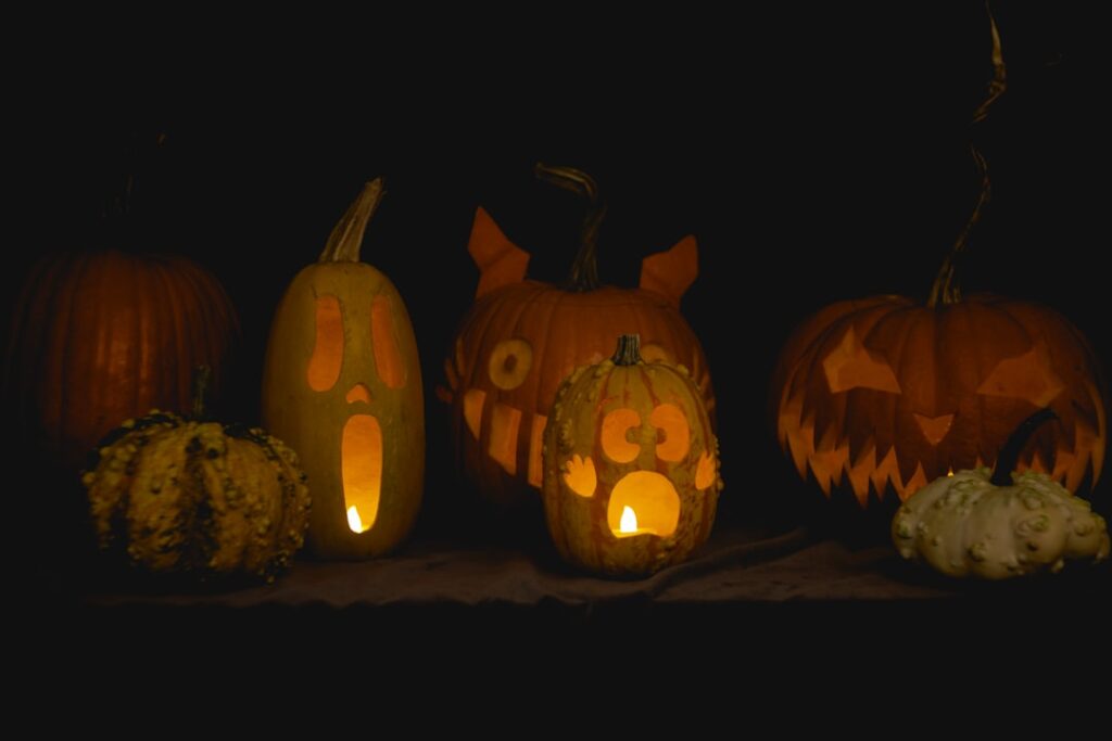 entdecken sie kreative ideen und tipps zum schnitzen von jack-o'-lanterns für halloween. erfahren sie, wie sie gruselige und beeindruckende kürbisse gestalten können.