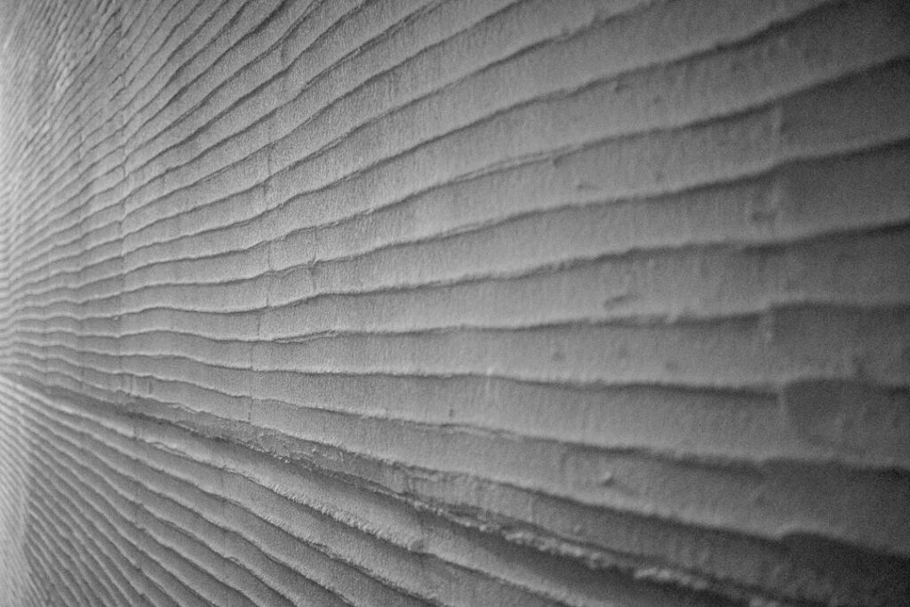 entdecken sie den sandstrahl-effekt: eine technik, die oberflächen durch feinen sandstrahl veredelt und ihnen eine matte, strukturierte optik verleiht.