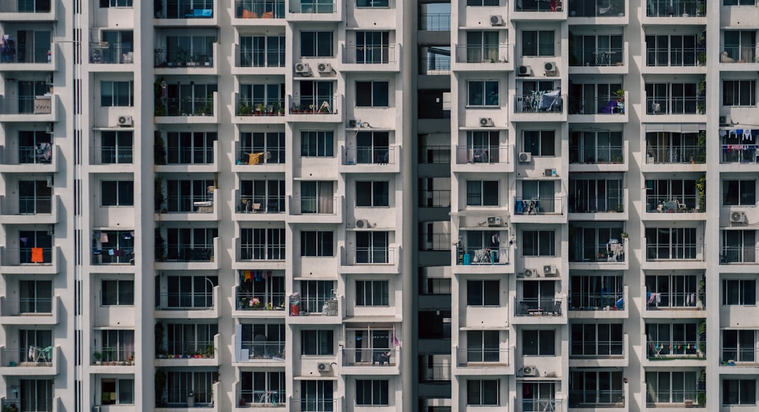 wechselstrom (ac) ist elektrischer strom, der seine richtung periodisch ändert. er wird in haushalten und industrie weit verbreitet verwendet und ist essenziell für die energieübertragung.