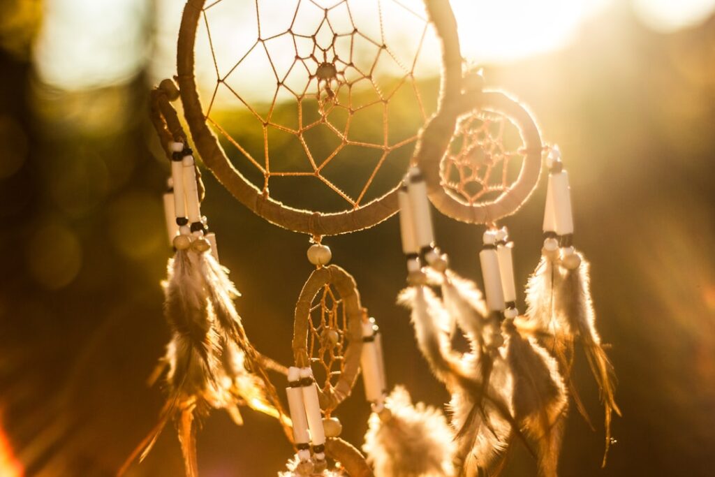 entdecken sie die mystische welt der dreamcatcher – traditionelle indianische traumfänger, die böse träume abhalten und nur schöne visionen durchlassen.