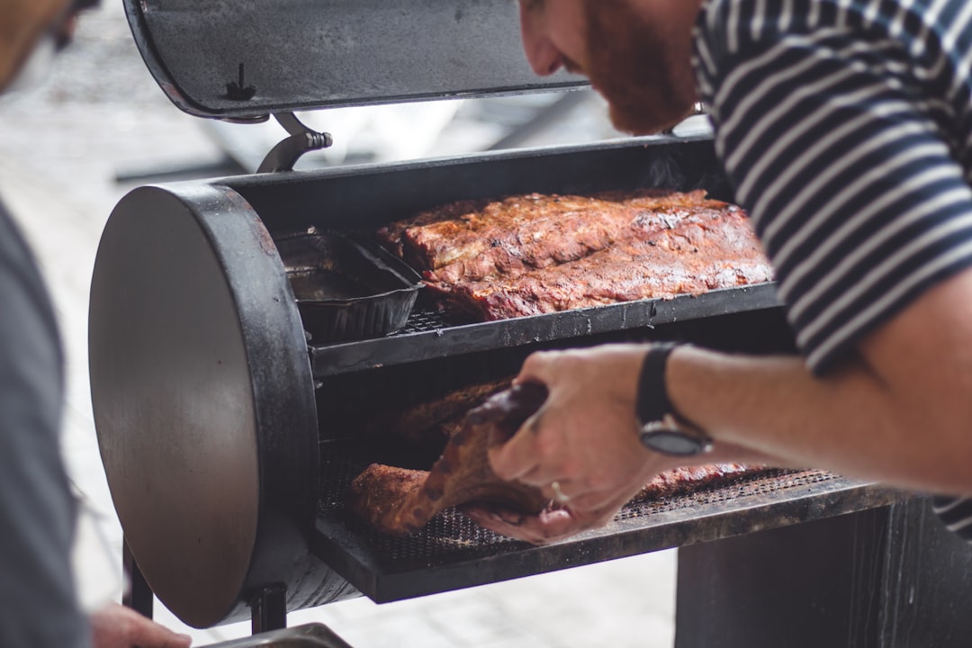entdecken sie unseren hochwertigen smoker grill für authentisches barbecue-erlebnis mit intensivem rauchgeschmack. perfekt zum langsamen garen von fleisch und gemüse.